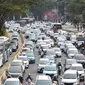 Kendaraan terjebak kemacetan di kawasan Senayan, Jakarta, Sabtu (25/8). Diberlakukannya rekayasa lalu lintas serta tingginya antusias warga menonton Asian Games 2018 menyebabkan sekitar Senayan mengalami kemacetan. (Liputan6.com/Immanuel Antonius)