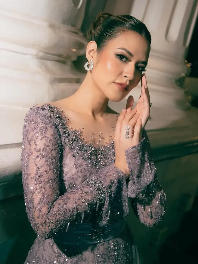 Gaya Raisa Bak Putri Kerajaan