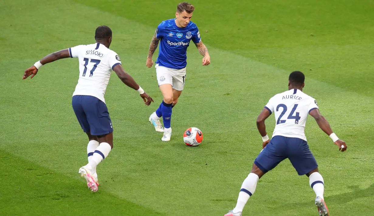 Bek Everton, Lucas Digne (tengah) berebut bola dengan pemain Tottenham Hotspur, Moussa Sissoko (kiri) dan Serge Aurier pada lanjutan pertandingan Liga Inggris di Tottenham Stadium, Selasa (7/7/2020) dini hari. Tottenham Hotspur susah payah mengalahkan Everton 1-0. (Richard Heathcote/Pool via AP)