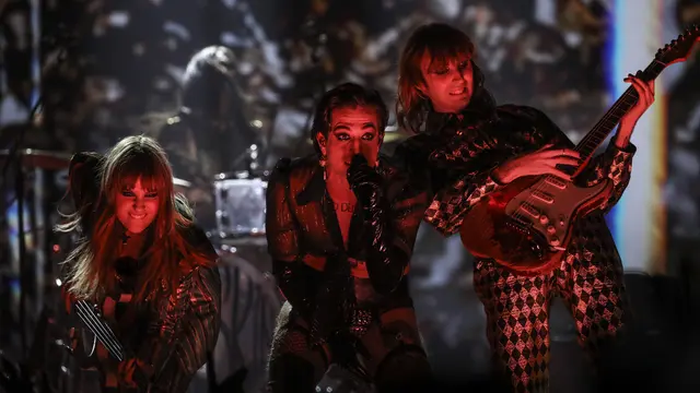 Thomas Raggi, Damiano David, dan Victoria De Angelis dari Maneskin di MTV EMA 2021. (Vianney Le Caer/Invision/AP)