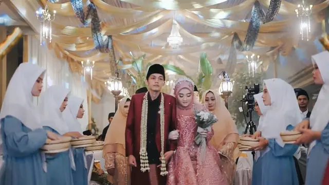 Gus Iqdam dan Ning Nila Dilempari Bunga yang Berbau Harum (SS: YT. Gus Iqdam Official)