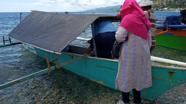 Wisatawan datang ke Desa Botubarani untuk melihat Hiu paus yang pada awal bulan Januari 2020 diketahui sebanyak lima ekor muncul ke permukaan. (Foto: Liputan6.com/Andri Arnold)