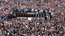 Bus pemain Juventus melintasi kerumunan fans saat parade keberhasilan meraih trofi Serie A di Turin, Italia, (19/5/2018). Juventus raih gelar Seri A tujuh kali secara beruntun. (Alessandro Di Marco/ANSA via AP)