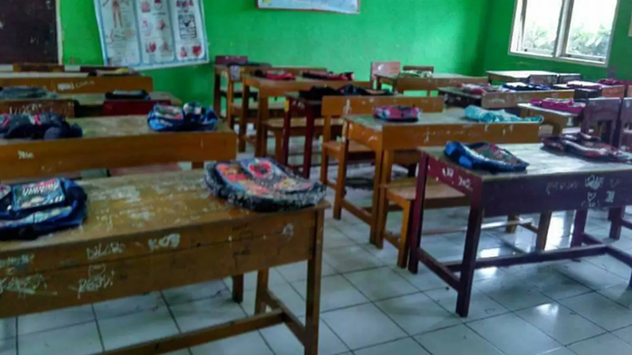 Demi Anaknya Duduk Deretan Depan, Orangtua Rela Paku Tas di Meja