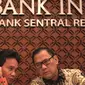 Deputi Gubernur BI Senior Mirza Adityaswara (kiri) bersama Gubernur BI Agus D.W. Martowardojo berbicang saat menggelar konferensi pers Triwulan III Bank Indonesia (BI) di Gedung BI, Jakarta, Selasa (17/11/2015). (Liputan6.com/Angga Yunia)