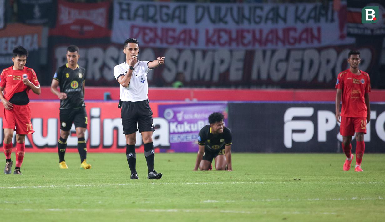<p>Wasit Ryan Nanda Saputra (tengah) meniup peluit tanda akhir pertandingan saat laga lanjutan BRI Liga 1 2023/2024 antara Persija Jakarta melawan Barito Putera di Stadion Patriot Candrabhaga, Bekasi, Sabtu (07/10/2023). (Bola.com/Bagaskara Lazuardi)</p>
