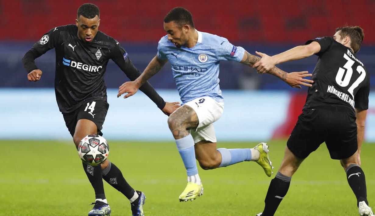 Striker Manchester City, Gabriel Jesus, berusaha melewati pemain Borussia Moenchengladbach pada laga Liga Champions di Puskas Arena, Kamis (25/02/2021). City menang dengan skor 2-0. (AP/Laszlo Balogh)