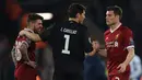 Kiper FC Porto, Iker Casillas menyapa pemain Liverpool, Alberto Moreno dan James Milner seusai leg kedua babak 16 besar Liga Champions di Stadion Anfield, Selasa (6/3). Liverpool melaju ke perempat final dengan bermain imbang tanpa gol. (PAUL ELLIS/AFP)