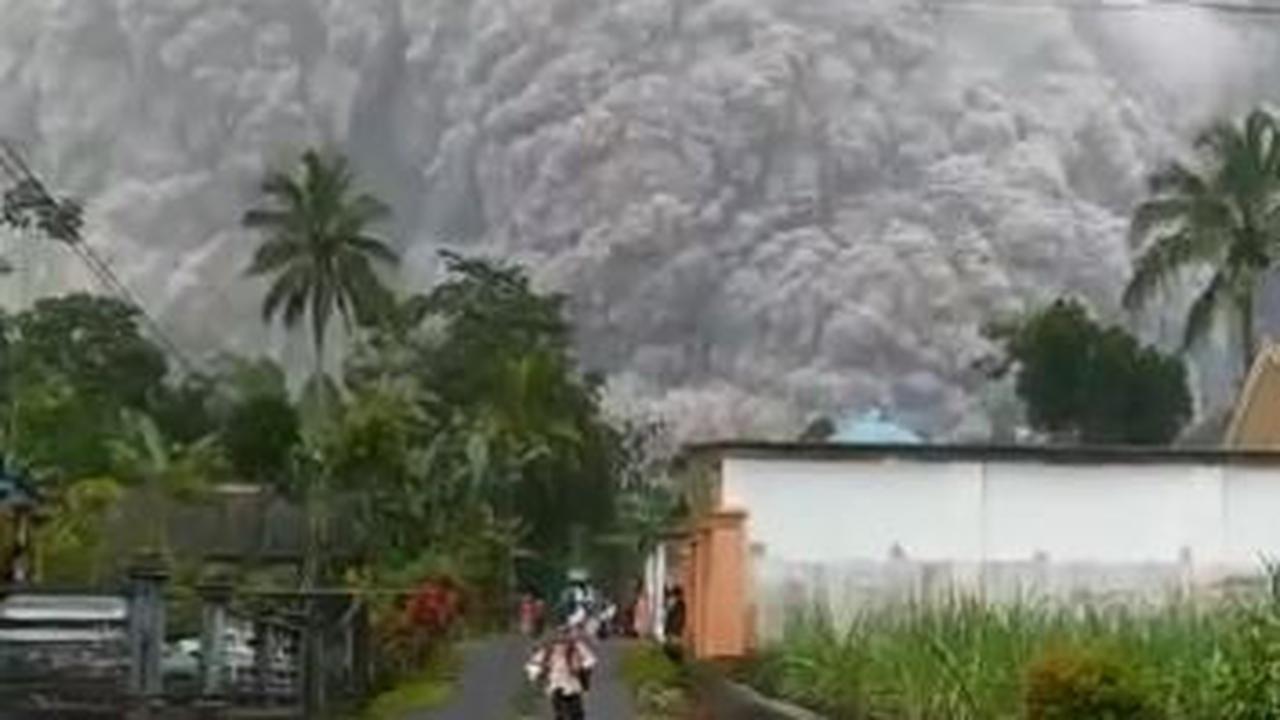 Gunung Semeru meletus. (Foto: Liputan6.com/Tangkapan Layar  Video/Istimewa)