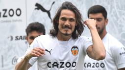 Edinson Cavani. Setelah dua musim membela Manchester United, striker Uruguay berusia 35 tahun ini akhirnya meninggalkan Old Trafford dan berlabuh ke Valencia di awal musim 2022/2023. Tak menjadi pilihan utama bersama dua pelatih sebelumnya, Ole Gunnar Solskjaer dan Ralf Rangnick ditambah dengan kehadiran kembali Cristiano Ronaldo menjadikannya jarang dimainkan dan berimbas dengan raihan golnya yang mentok di angka 19 dari total 59 laga. Dengan bergabung bersama Valencia, ia berharap peluangnya menjadi pilihan utama tetap terjaga. (AFP/Jose Jordan)