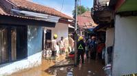 Tim gabungan sedang menyedot genangan air akibat longsor di Gang Barjo, Keluharan Kebon Kelapa, Kecamatan Bogor Tengah, Bogor, Jawa Barat. (Liputan6.com/Achmad Sudarno)