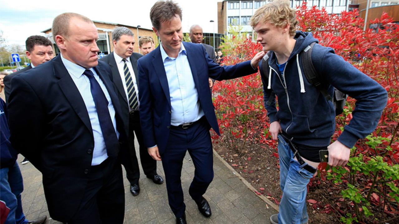 Celana Pria Ini Melorot Saat Ajak Wakil Perdana Menteri Selfie