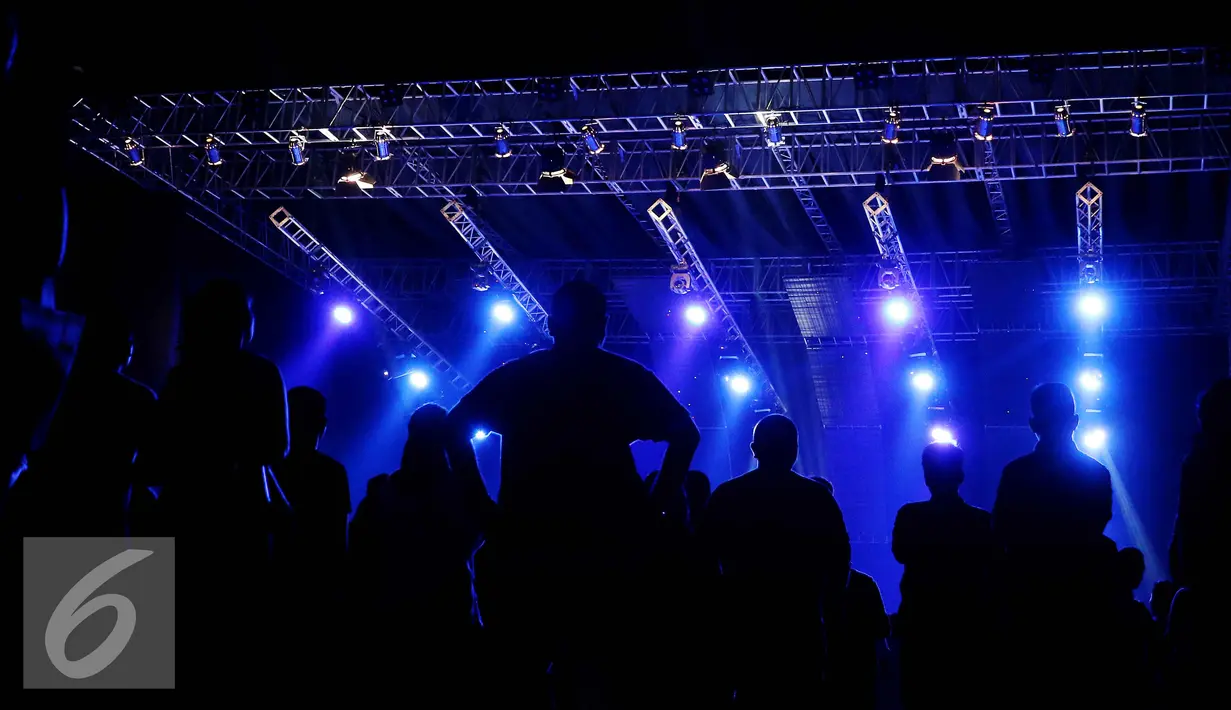 Para penikmmat musik Jazz menikamti Java Jazz Festival 2016 di Jakarta, Jumat (4/3). Acara Java Jazz Festival ini akan berlangsung dari tanggal 4 sampai 6 Maret 2016. (Liputan6.com/Angga Yuniar)
