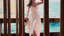 Seperti pada unggahan ini, Nicole Parham begitu berkelas dengan balutan dress pantai berwarna putih. Pose yang ia tampilkan pun mengesankan. Terlihat kaki mengangkat on point. (Instagram/ nicoleparham_)