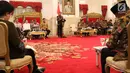 Presiden Jokowi didampingi Wakil Presiden Jusuf Kalla membuka rapat kabinet paripurna di Istana Negara, Senin (5/3). Jokowi meminta jajarannya untuk bisa menjaga stabilitas politik dan keamanan di tahun politik 2018 dan 2019. (Liputan6.com/Angga Yuniar)