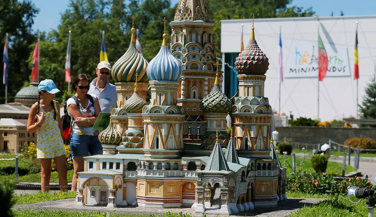 Pengunjung melihat miniatur Katedral Moskow Saint Basil di Taman Minimundus, Klagenfurt, Austria, Senin (8/8). Sekitar 150 model bangunan unik dari berbagai belahan dunia dipamerkan di Taman Minimundus. (REUTERS / Heinz-Peter Bader)