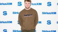 Alex Warren mengunjungi SiriusXM di Studio SiriusXM pada 24 Januari 2024 di New York City. (Arturo Holmes/Getty Images via AFP)