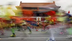 Peserta berlari melewati gerbang Tiananmen saat Beijing International Marathon di Beijing, China, Minggu (20/9/2015). Sekitar 30.000 pelari ikut ambil bagian dalam acara yang berlangsung tiap tahun. (REUTERS/Kim Kyung-Hoon)