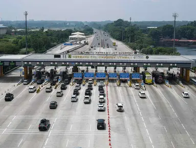 Foto udara memperlihatkan situasi dan kondisi arus lalu lintas di sekitar Gerbang Tol Cikampek Utama menuju arah Tol Cipali di Karawang, Jawa Barat, Senin (8/4/2024). (Liputan6.com/Herman Zakharia)