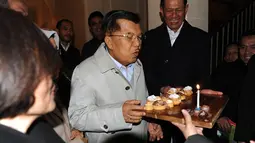 Wakil Presiden Jusuf Kalla mendapatkan kejutan ulang tahun ke-77 di Jenewa, Swiss, Rabu (15/5/2019). JK menerima ucapan ulang tahun dari segenap rombongan yang ikut dalam kunjungan kerja menghadiri Forum Global Platform Disaster Risk Reduction United Nation di Swiss. (Liputan6.com/Tim Media Wapres)