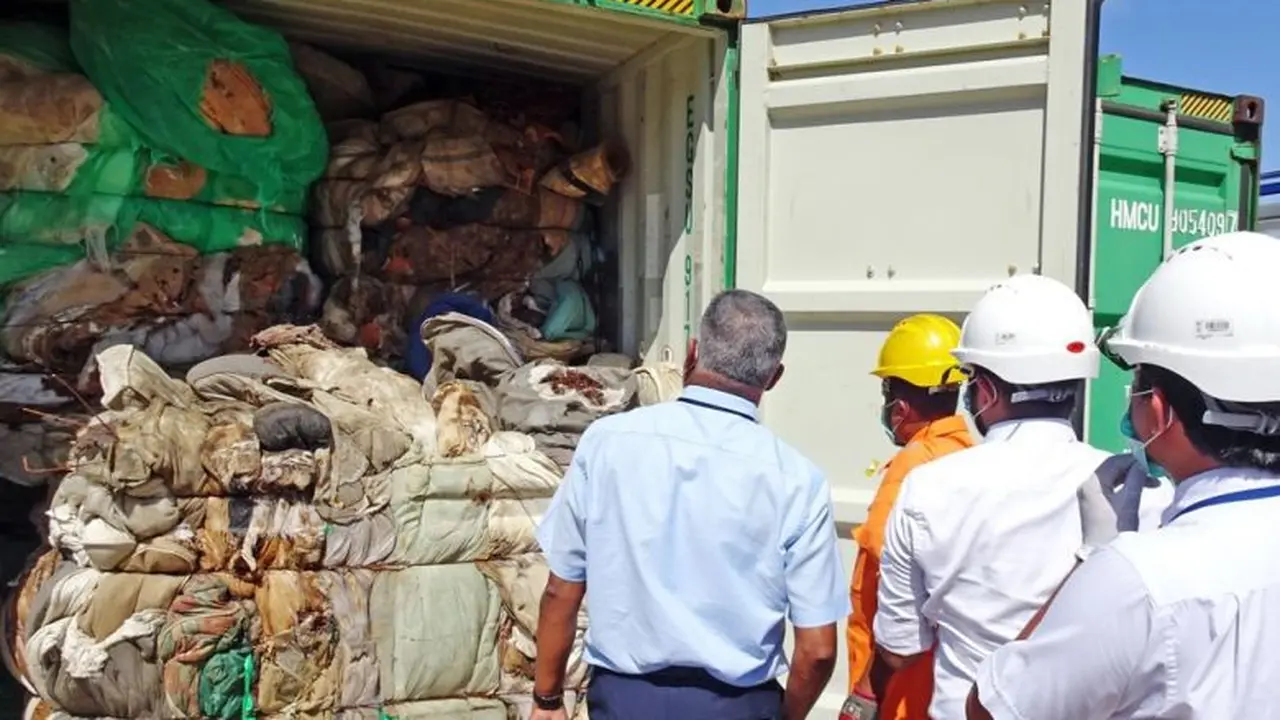 Petugas mengamati kontainer berisi sampah busuk yang terbengkalai di pelabuhan Sri Lanka (AFP Photo)