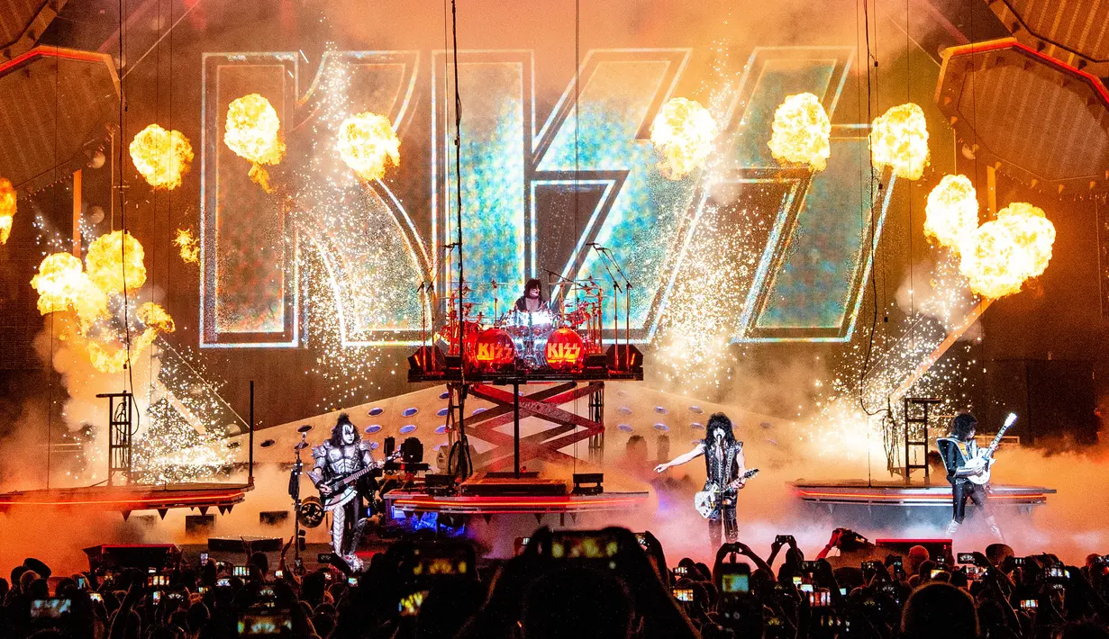 Penampilan band heavy metal KISS dalam tur dunia bertajuk 'End of the Road' di Riverbend Music Center, Cincinnati, Ohio, Amerika Serikat, Kamis (29/8/2019). KISS menggebrak panggung Riverbend Music Center dalam tur perpisahan band tersebut. (Photo by Amy Harris/Invision/AP)