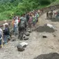 Suasana gotong royong Satgas TNI bersama warga dalam proses pembuatan talud di sebuah desa terpencil di Kabupaten Maros, Sulsel (Liputan6.com/ Eka Hakim)