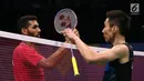 Tunggal Putra Malaysia, Lee Chong Wei menyalami pebulu tangkis India Prannoy HS usai laga di babak kedua Indonesia Open 2017 di Jakarta, Kamis (15/6). Lee Chong Wei kalah 10-21. 18-21. (Liputan6.com/Helmi Fithriansyah)