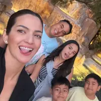 Nia mengambil selfie bersama tiga anak dan suaminya. Nia tampak mengenakan blazer hitam.  [@ramadhaniabakrie]