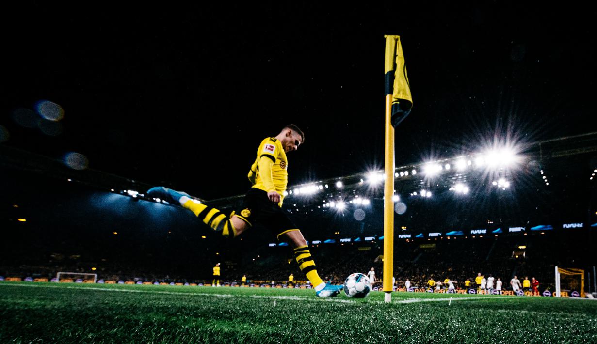 Thorgan Hazard of Dortmund with a corner kick during the Bundesliga match between Borussia Dortmund and RB Leipzig at Signal Iduna Park on December 17, 2019 in Dortmund, Germany. (Photo by Alexander Scheuber/Bundesliga/Bundesliga Collection via Getty Images)