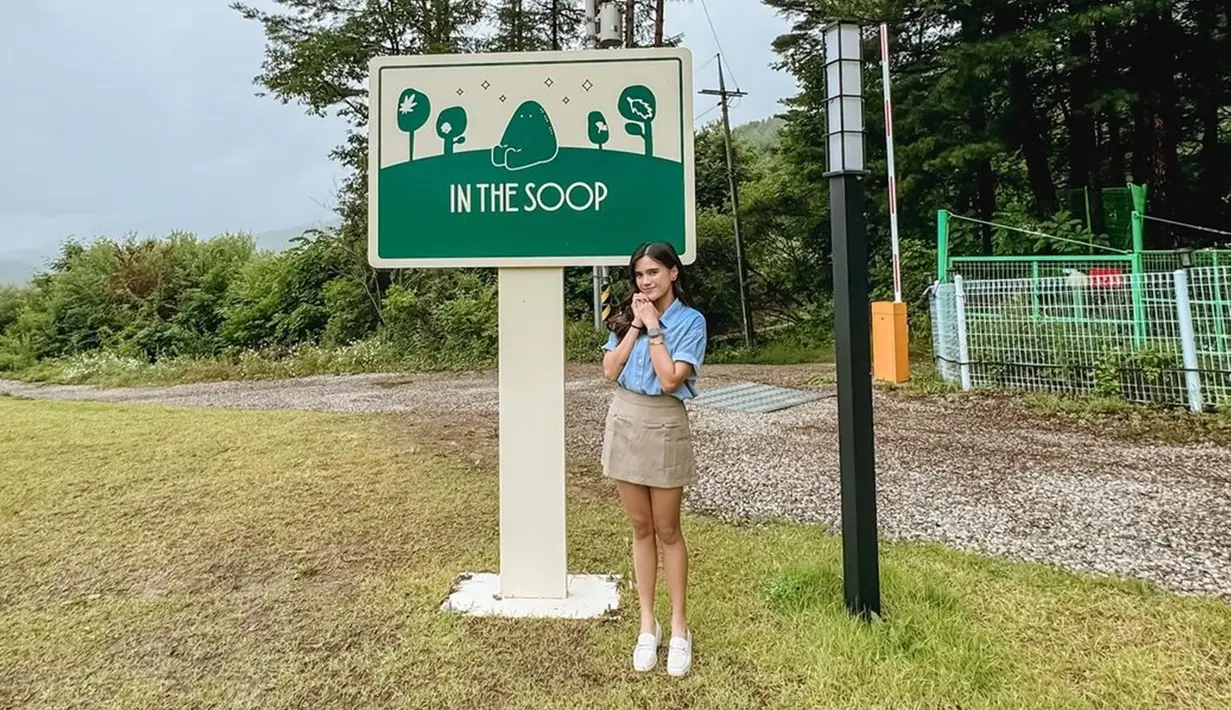 Untuk diketahui, lokasi syuting BTS In The Soop memang dibuka untuk umum dan bisa dikunjungi setelah reservasi. Sebagai Army (sebutan fans BTS), Audi Marissa tampak begitu senang bisa mengunjungi lokasi syuting boyband idolanya. Pemandangan indah serta udara yang segar pun bikin Audi betah berlama-lama di sana. (Liputan6.com/IG/@audimarissa)