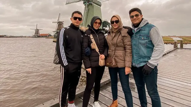 6 Potret Keluarga Citra Kirana dan Erica Putri, Kakak Adik yang Kompak