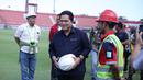 Ketua Umum PSSI, Erick Thohir berbincang dengan salah seorang pekerja proyek renovasi Stadion Kapten I Wayan Dipta, Gianyar, Minggu (12/3/2023) dalam rangka meninjau kesiapan 6 venue Piala Dunia U-20 2023. (Bola.com/Alit Binawan)