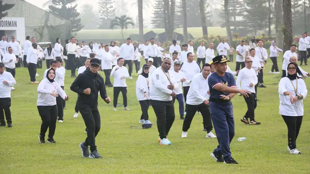 Menteri Dalam Negeri (Mendagri) Tito Karnavian mengikuti senam pagi bersama para kepala daerah peserta retreat pembekalan di Lembah Tidar Akademi Militer (Akmil) Magelang, Sabtu (22/2/2025).