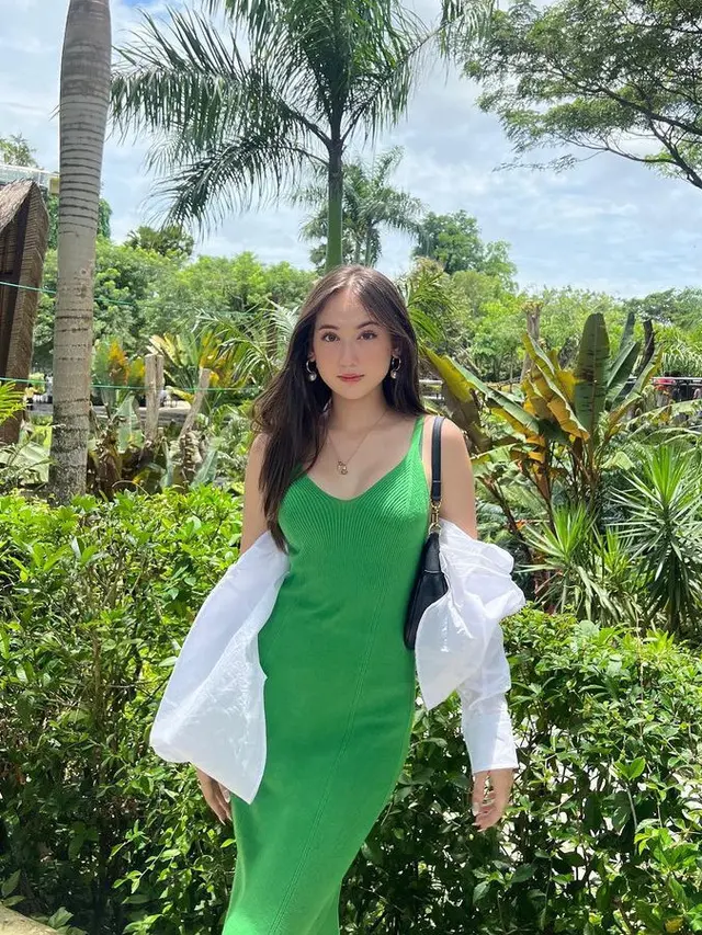 Gaya Laura Moane Kenakan Mini Dress, aktris yang dikabarkan dekat dengan Al Ghazali. [@its_lauramoane2]