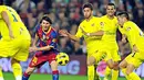 Lionel Messi (tengah) masih bisa berkelit meski dike-pung sejumlah pemain Villarreal pada laga La Liga di Nou Camp, 13 November 2010. Barca menang 3-1, Messi dua gol. AFP PHOTO/LLUIS GENE