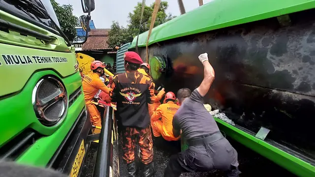 Truk tangki terguling dan jepit tiga pengendara sepeda motor di Maos, Cilacap. Dua orang meninggal dunia. (Foto: Liputan6.com/Basarnas)
