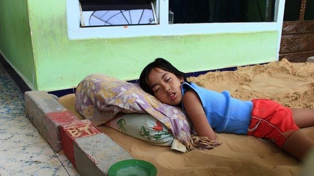 Unik, Tradisi Tidur di Atas Pasir Oleh Warga Madura