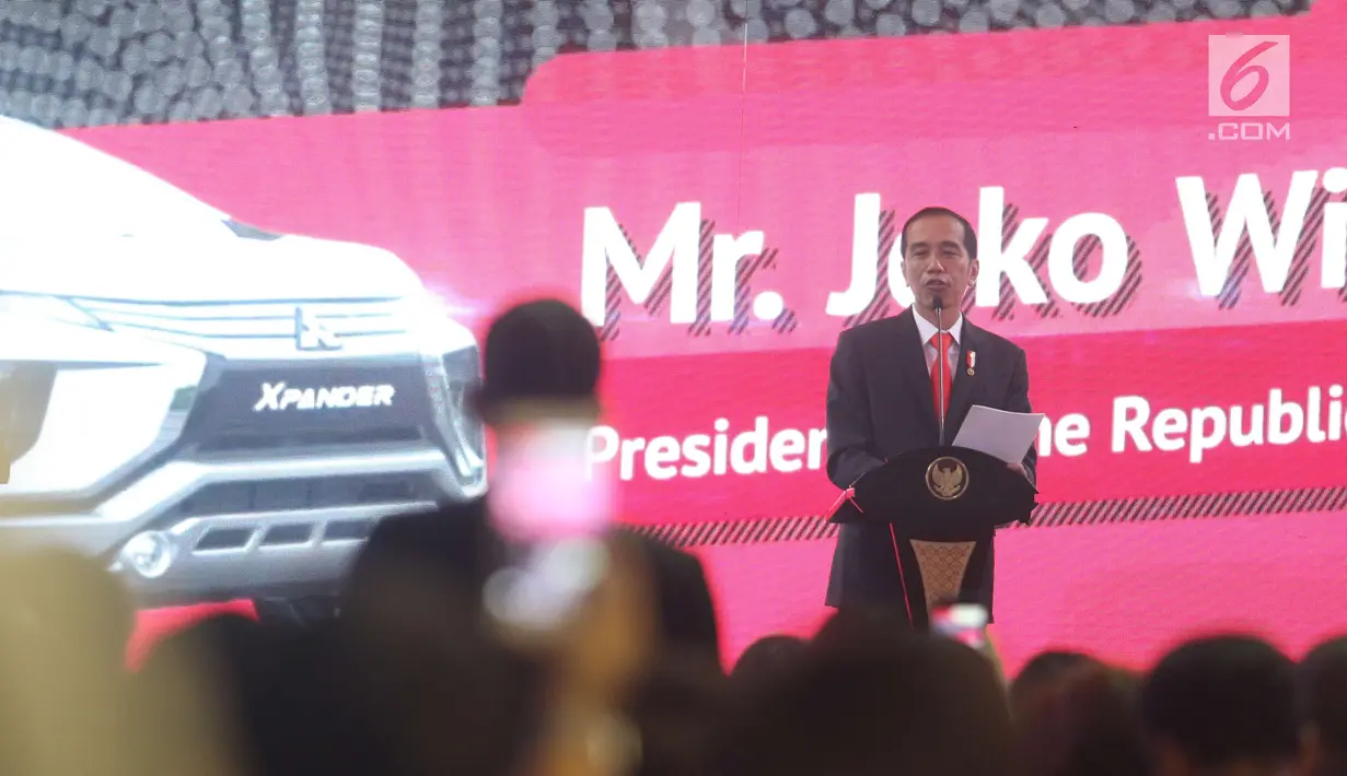 Presiden Joko Widodo (Jokowi) memberi sambutan pada peresmian ekspor perdana Mitsubishi Xpander di IPC Car Terminal, Cilincing, Jakarta, Rabu (25/4). Mitsubishi Motors secara resmi melakukan ekspor perdana Mitsubishi Xpander. (Liputan6.com/Angga Yuniar)