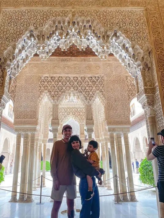 Keluarga selebriti ini bahkan diketahui tengah menikmati waktu liburan bersama dengan berkeliling beberapa negara di Eropa. Kekompakan juga terlihat dalam unggahan di akun Instagram pribadi pemain Filosofi Kopi 2: Ben & Jody ini. (Liputan6.com/IG/@westnydj)