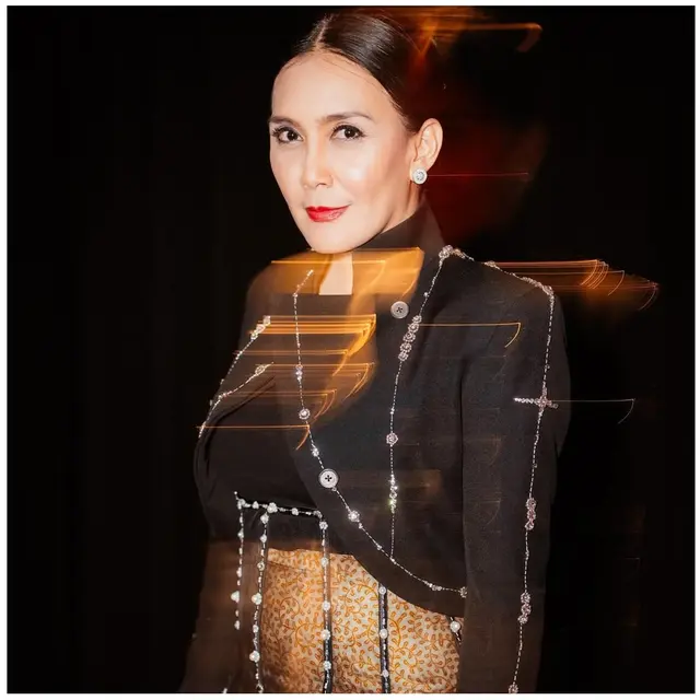 6 Gaya Fashion Rieke Diah Pitaloka di Premiere AGEN +62, Sentuhan Etnik Memukau