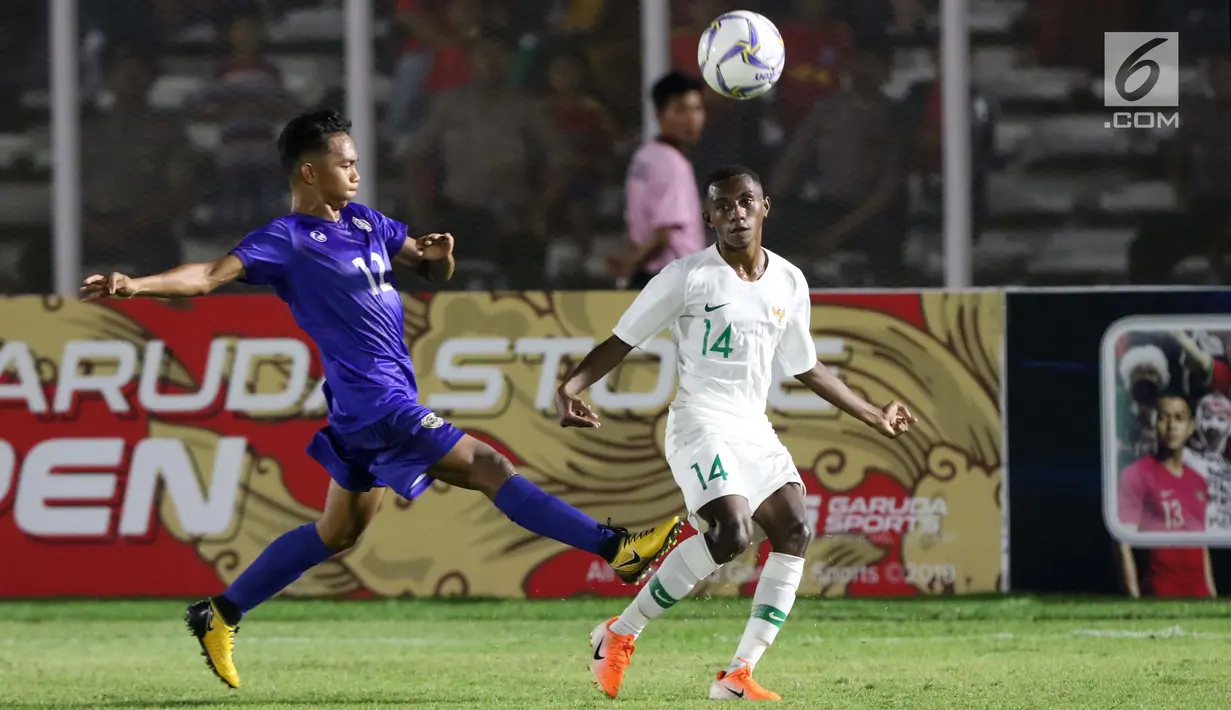 Pemain bertahan Timnas Indonesia U-16, Alexander Felix (kanan) berebut bola dengan pemain Filipina U-16, Enzo Courbet pada laga kualifikasi Piala AFC U-16 2020 Grup G di Stadion Madya Gelora Bung Karno, Jakarta, Senin (16/9/2019). Indonesia U-16 unggul 4-0. (Liputan6.com/Helmi Fithriansyah)