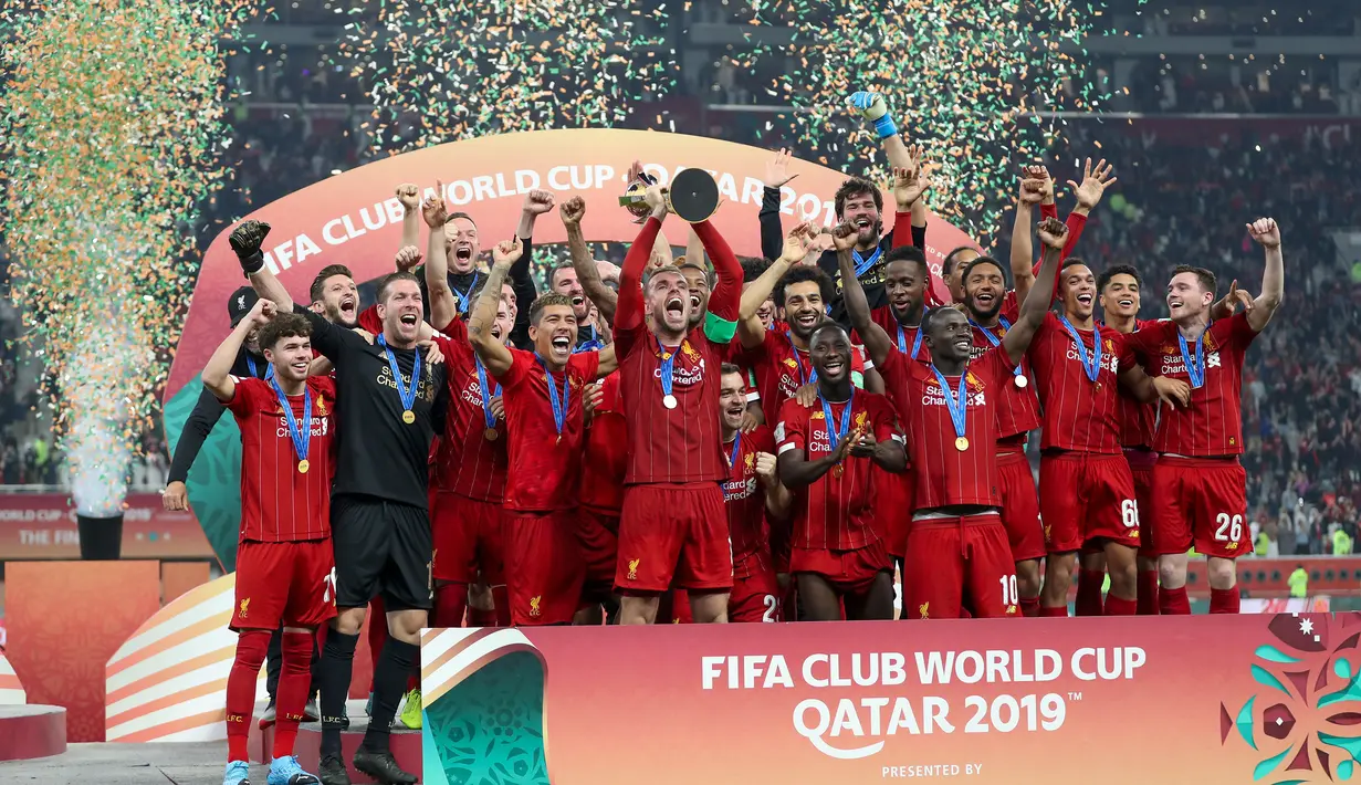 Para pemain Liverpool merayakan gelar juara Piala Dunia Antarklub 2019 setelah mengalahkan Flamengo di Stadion Internasional Khalifa, Doha, Minggu (21/12). Liverpool menang 1-0 atas Flamengo. (AFP/Karim Jaafar)
