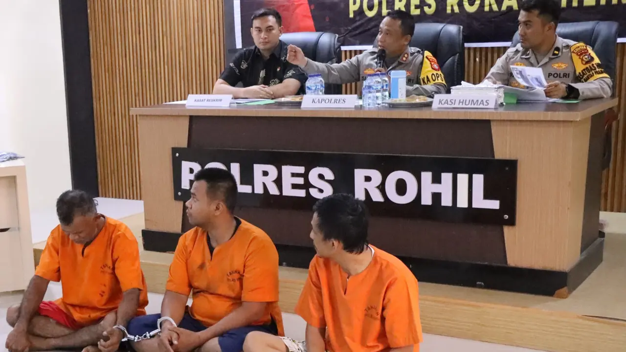 Tiga tersangka pencurian mobil yang ditangkap Polres Rokan Hilir.