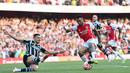 Pemain Arsenal, Gabriel Jesus (kanan), berhasil mengecoh pemain MU, Diogo Dalot dan mencetak gol ketiga bagi Arsenal ke gawang MU dalam pertandingan pekan keempat Liga Inggris 2023/2024 yang berlangsung di Emirates Stadium, London, Senin (4/9/2023) dini hari WIB. (AFP/Glyn Kirk)