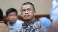 Terdakwa suap pembangunan jalan di Kementerian PUPR, Yudi Widiana Adia jelang mengikuti sidang pembacaan putusan di Pengadilan Tipikor, Jakarta, Rabu (21/3). Yudi divonis sembilan tahun penjara dan denda Rp 500 juta. (Liputan6.com/Helmi Fithriansyah)