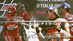 Pebalap Ducati, Danilo Petrucci, bersama Marc Marquez dan Andrea Dovizioso melakukan selebrasi usai menjuarai MotoGP Italia 2019 di Sirkuit Mugello, Minggu (2/6). Petrucci mencatatkan waktu 41 menit 33,794 detik. (AP/Antonio Calanni)