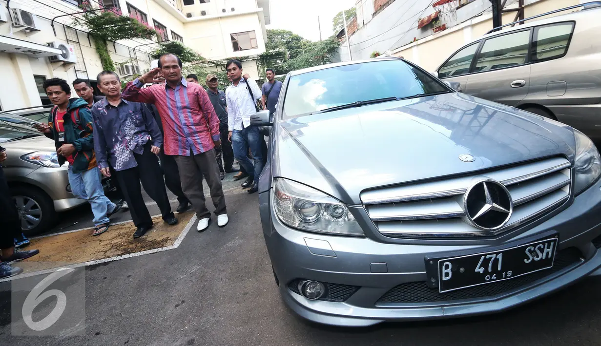 Tokoh Kalijodo Daeng Azis saat mendatangi Kantor Komnas HAM, Jakarta, Senin (15/2). Daeng ke Komnas HAM bermaksud mengadukan rencana relokasi red light district Kalijodo oleh Gubernur DKI Basuki Tjahaja Purnama (Ahok). (Liputan6.com/Faizal Fanani)