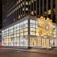 Menyambut Hari Natal dan Tahun Baru, Dior menyulap tampilan butiknya di seluruh dunia menjadi mewah dengan dekorasi bernuansa putih emas. (Dok. Dior).