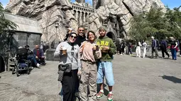 Keluarga artis ini juga terlihat menikmati momen bersama saat berkunjung ke Universal Studio. Bahkan, kekompakan Uya Kuya bersama istri dan kedua anaknya telihat dalam unggahan di media sosial. (Liputan6.com/IG/@astridkuya)